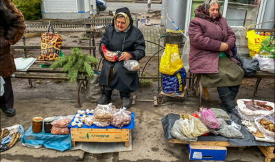 Что продают старики на стихийных рынках на Украине: смотришь на эту нищету и становится их просто жалко
