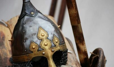 Почему знаменитая будёновка имеет такую странную форму со шпилем на макушке?