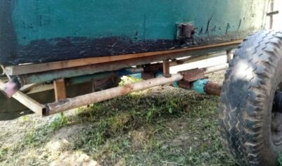 Из металлолома муж сварил прицеп для перевозки лодки, и хотя все скажут, что прицеп страшный — с работой справляется