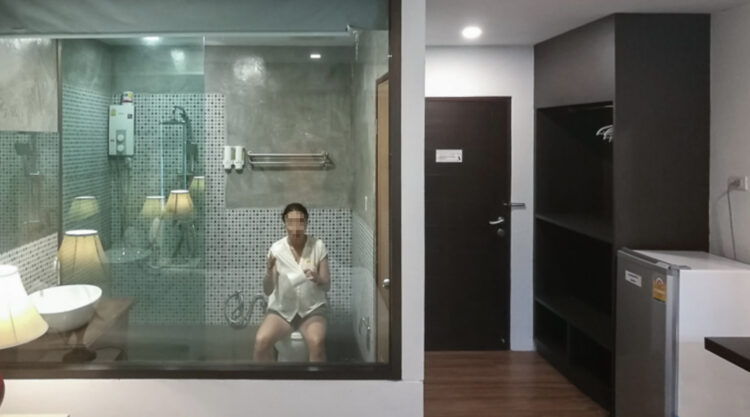 Сидеть на унитазе на глазах у семьи: почему на Тайване стену между туалетом и комнатой делают из стекла0