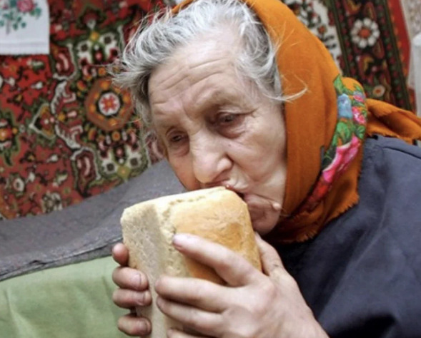 Сосед получал за бабушку пенсию, а ей давал только хлеб. Когда ее внук ушел, то она спрятала нож в рукав и0