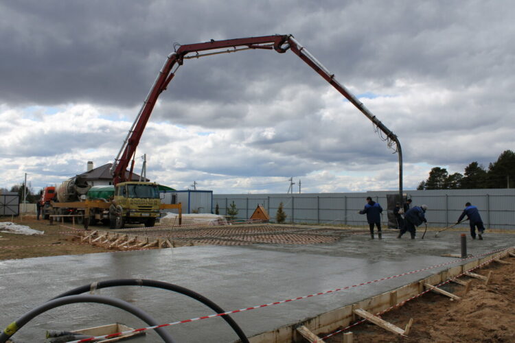 Как залить фундамент привозным бетоном, если к фундаменту нет подъезда или до него более 30 метров0