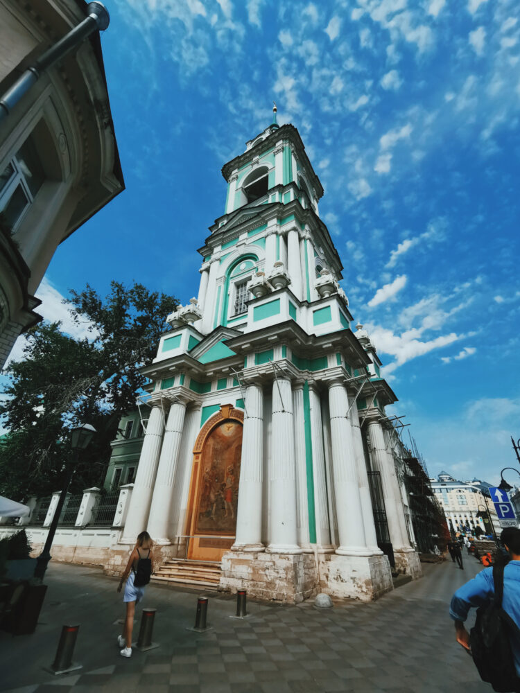 Церковная колокольня и модная кофейня. Как Москва соединяет религию и напитки0