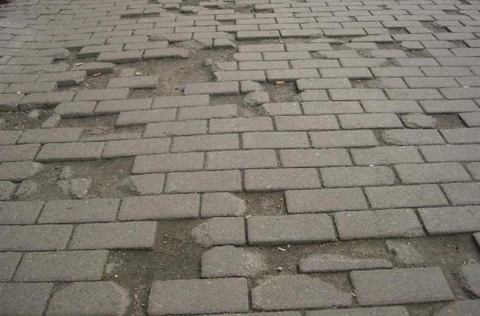Гарантия на тротуарную плитку — 10 лет, но из-за одной ошибки монтажа, многие сразу слетают с неё! Есть одно коварное условие0