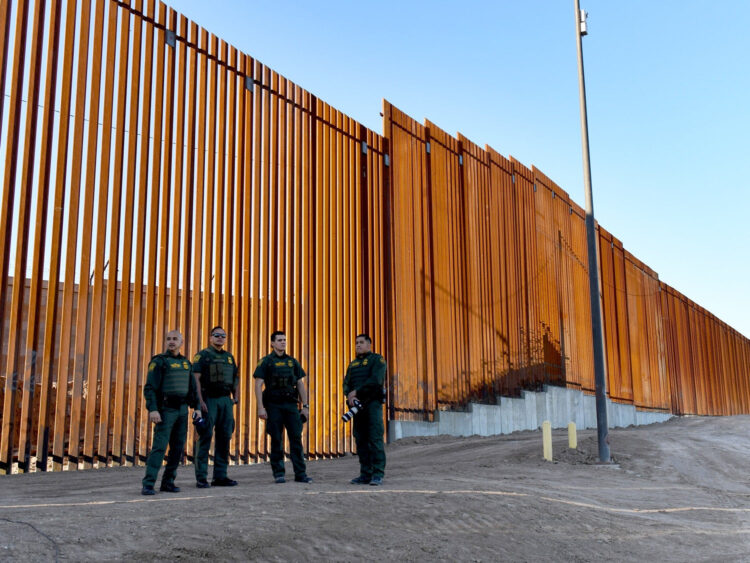 Как и зачем американцы строят Великую стену на границе с Мексикой0