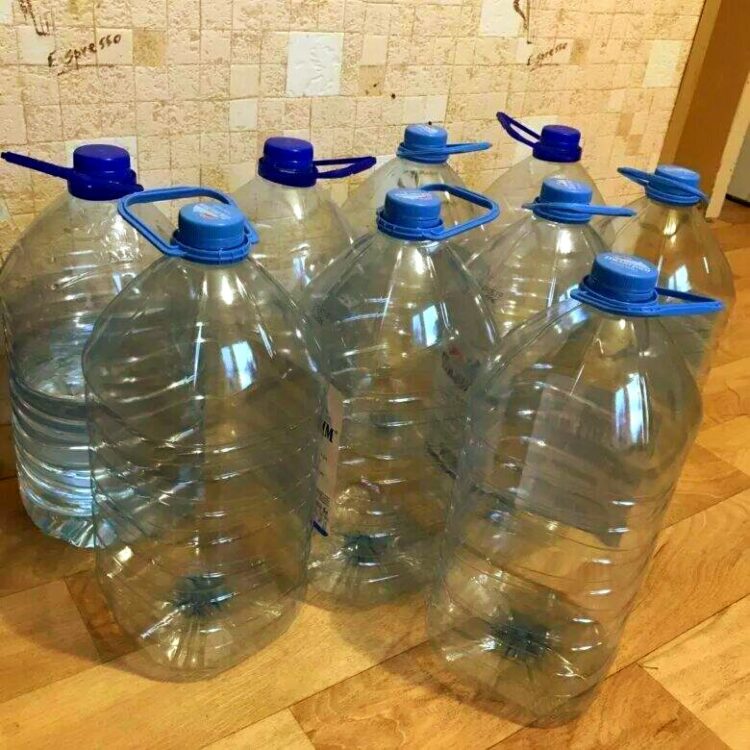 5-литровые бутылки из-под воды не выбрасываю. Использую для хранения еды в холодильнике0