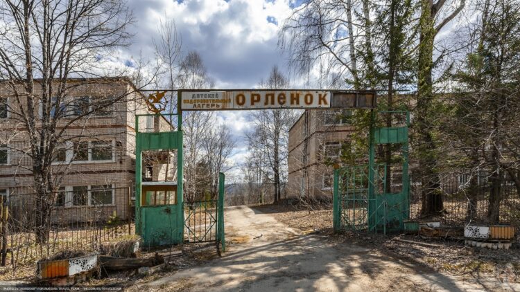 Заброшенный пионерский лагерь «Орлёнок» на Урале. Им конца и края не видно, сколько же их всего?0