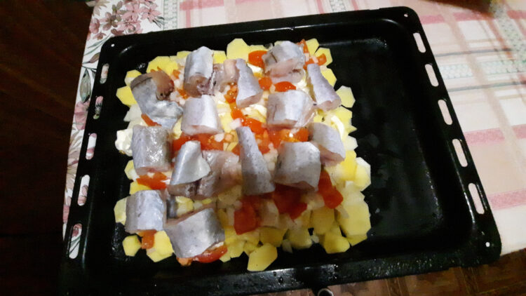 Рыба с картофелем в духовке, вкусно и сытно0