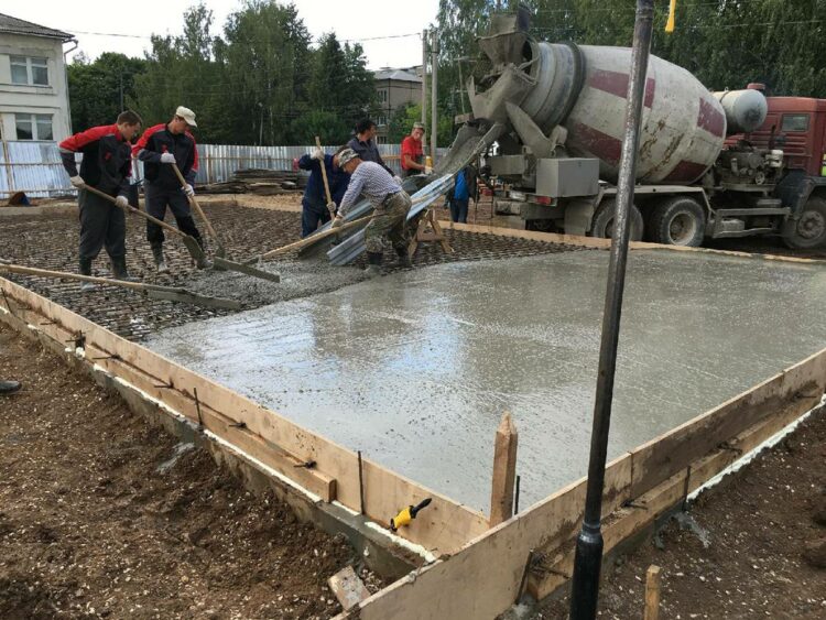 Что делать, если на свежезалитый бетон выпал дождь и в нем оказалось много воды?0