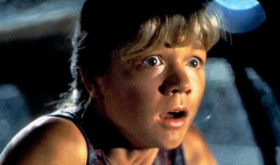 С трудом узнаешь: в кого превратилась девочка из фильма «Парк Юрского периода» (фото)