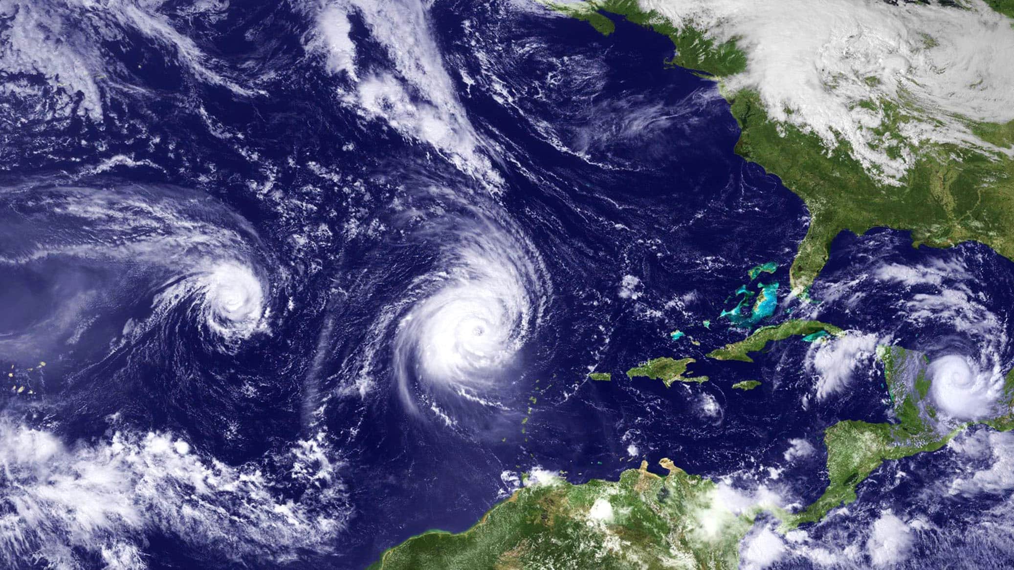 Через 2 шторм. Циклон из космоса. Снимки циклона из космоса. Циклон вид из космоса. Ураган с космоса.