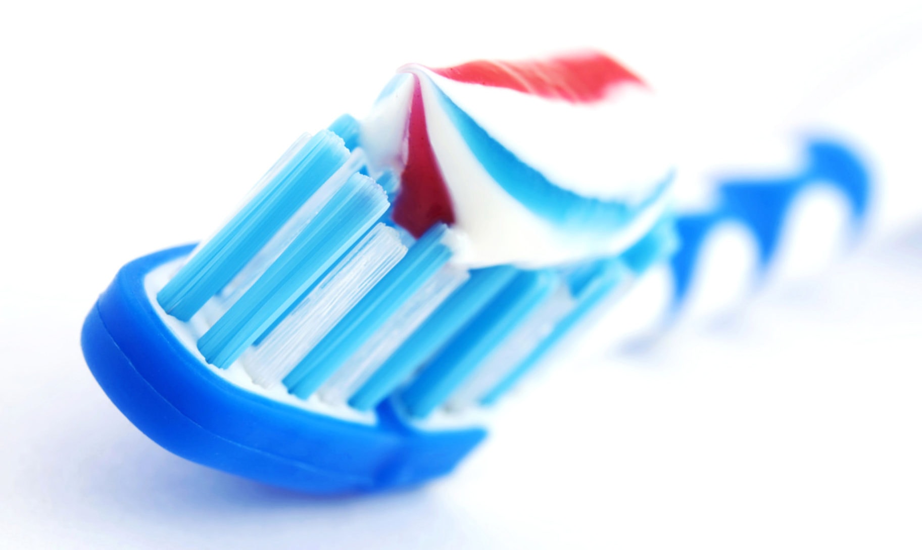 Чистить зубы без пасты. Зубная паста. Зубная паста трехцветная. Зубы и зубная паста. Необычные зубные пасты.