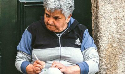 Какие денежные потери ожидают пенсионеров, решивших перейти на пенсию супруга: разбираем правила