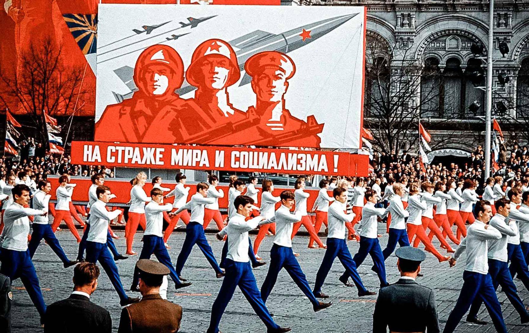 Какой праздник отмечали 1 мая в ссср. Парад физкультурников в СССР на 1 мая. Парад физкультурников на красной площади 1 мая. 1969. Демонстрация 1 мая в СССР. Первомай 1 мая СССР.