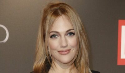 Даже лифчик не надела: Мерьем Узерли в халате обнажила главное женское достоинство