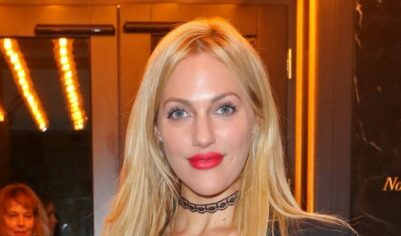 Ложбинка крупным планом: Мерьем Узерли в черных кружевах оголила манящие «холмики» (фото)