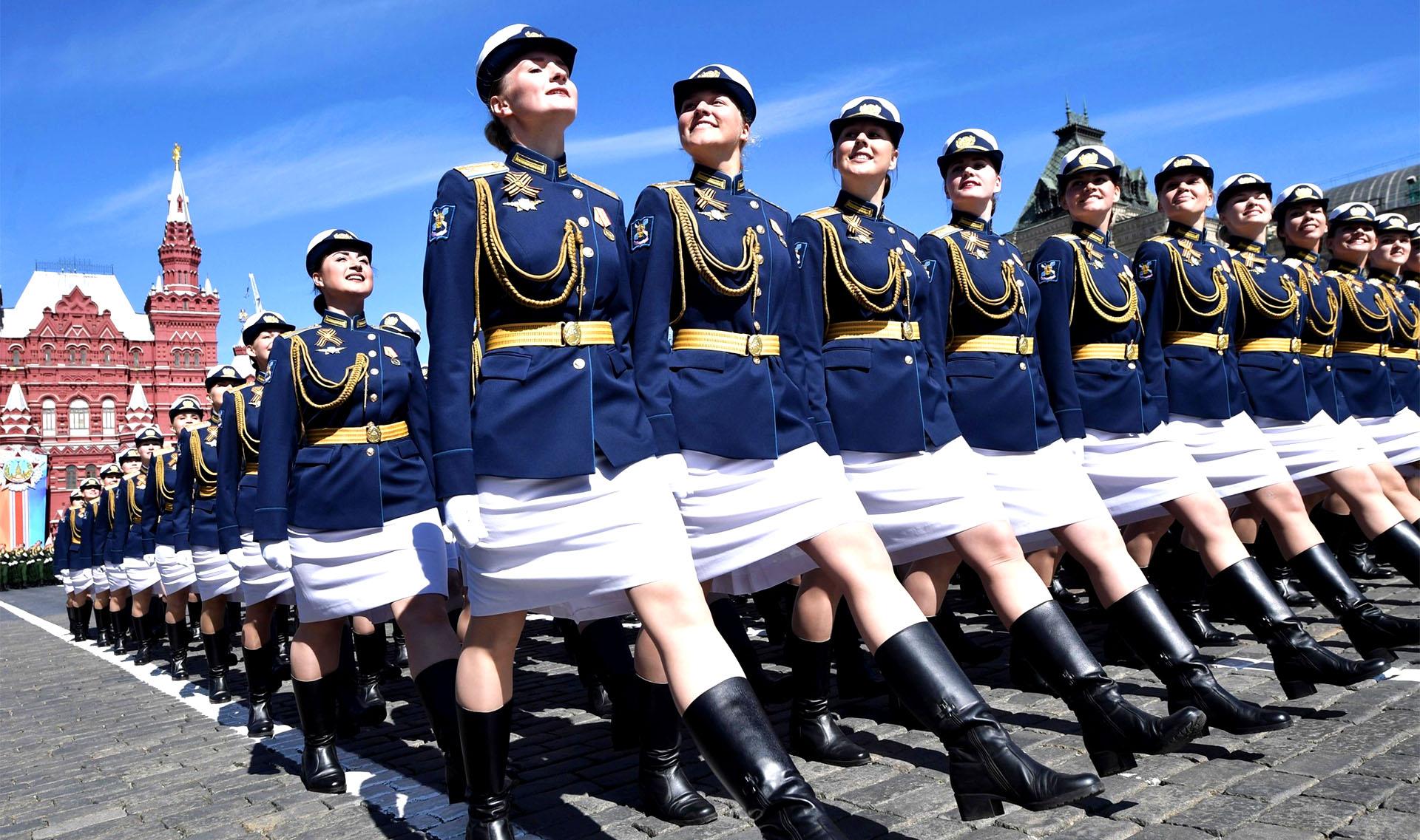 Красная парадная форма. Женская парадная Военная форма. Девушки на параде. Девушки военные на параде. Парадная форма женщин военнослужащих.