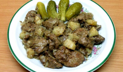 Как приготовить куриную печень на сковороде с луком и яблоком