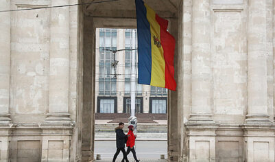 Сотни граждан Молдавии пришли к посольству в РФ для голосования на выборах