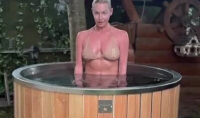 Анастасию Волочкову парят сразу двое мужчин