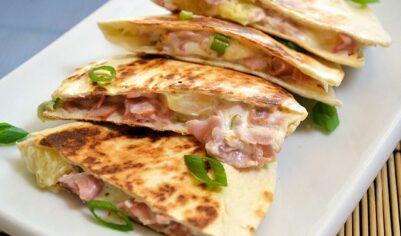 Сырная кесадилья с курицей и ветчиной
