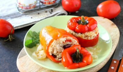 Перец, фаршированный рисом с овощами