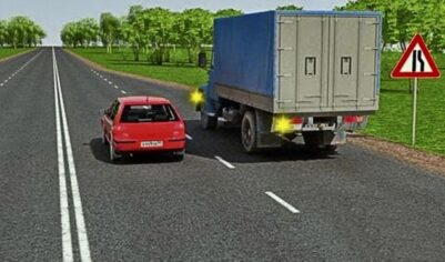 Аварийный комиссар разъяснил: Кто должен уступить дорогу в ситуации с сужением дороги?