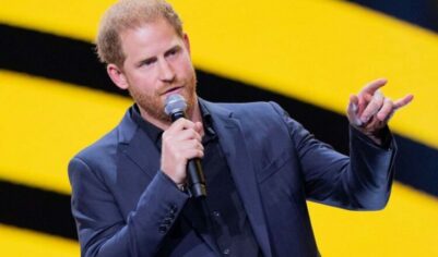 Принц Гарри прилетает на родину — и снова без жены