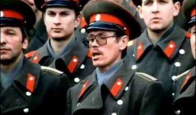 «Вот возьму и повешусь…» — абсурднейшая песня в «Насте» (1993) Данелия
