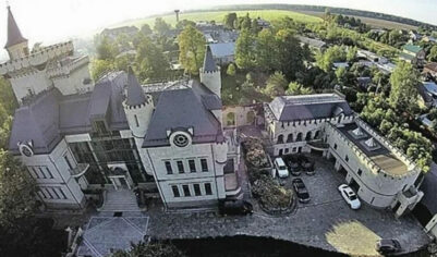 СМИ: Алла Пугачева вывозит из своего замка в Подмосковье антиквариат на $20 млн