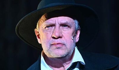 Осудивший СВО актер из «Сватов» объяснил решение покинуть Россию