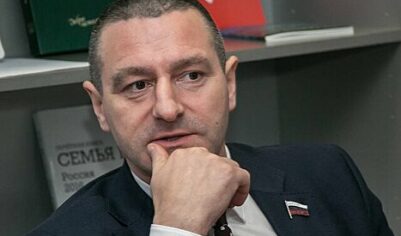 Депутат не увидел грубости в своем призыве рожать, пока «рожалка работает»