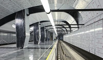 На строящейся станции метро «ЗИЛ» монтируют светильники