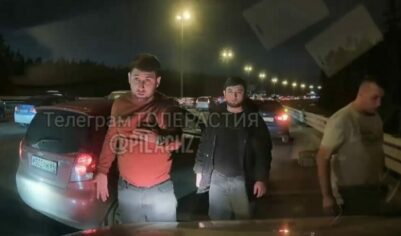 «Выходи, если мужчина!»: Толпа мужчин с бородами окружили мое авто.