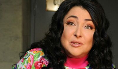 «Денег нет, пенсия копеечная, дом топлю дровами. Может пора на сцену?»: Лолита жалуется на бедную жизнь, но люди почему-то ей не верят.