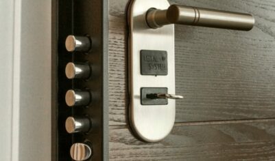 Теперь собственника квартиры могут обязать убрать входную дверь: новое решение суда