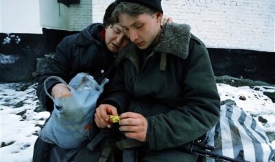 Девочки родом из 90-х. Те самые, которые не верят посулам.