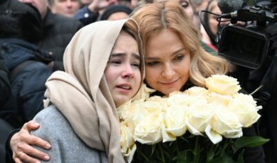 Вдова не отходила от гроба, всё время гладила мужа по голове, а затем сняла платок и начала петь. Подробности похорон Владимира Левкина.