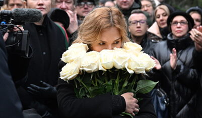 Жена солиста «На-На» Левкина объяснила свою «улыбку вдовы» на похоронах супруга