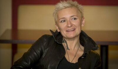 Певица Арбенина упала с балкона во время концерта: инцидент попал на видео (ВИДЕО)