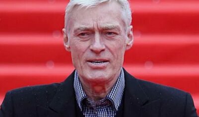 Найденного в подъезде актера Бориса Щербакова срочно госпитализировали в больницу