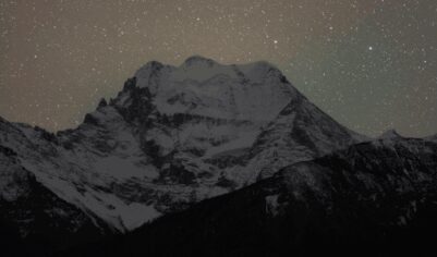 Фотограф заснял необъяснимые синие огни в лавине. Что же это могло быть