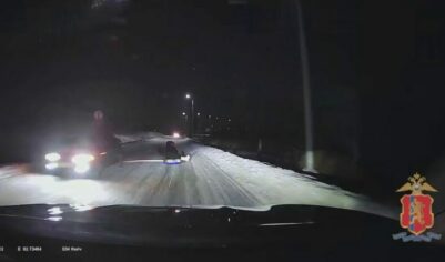 Девушки решили покататься на тюбинге, привязав его к машине. На повороте девушек занесло. Последствия.