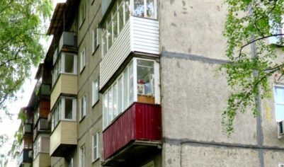 Что теперь грозит собственникам квартир за остекление балкона: новая практика судов