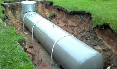 Новый хозяин дома отказался от газа и стал отапливать дом углем. Сейчас в поселке стоит смог