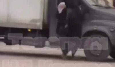 Цыганки попрошайки вышли на новый уровень: Вешаются на авто, будьте бдительны.