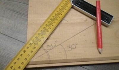 Оказывается, что с помощью одного обычного угольника можно строить любые углы: 10°, 20°, 30°, 40° и т.д. Показываю