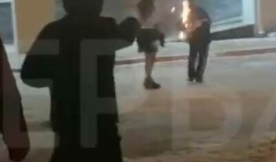 «Смотри как я попал»: Подростки кошмарят «неформалов» и тех, кто побогаче. Одна девушка получила пиротехникой в лицо.