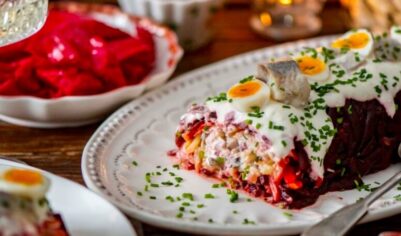 Вкуснейшие праздничные салаты с недорогой рыбой. Ваши гости будут просить рецепты.