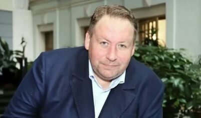 Резко похудел ради новой любви, а родная дочь отказалась от его фамилии. Как теперь живет харизматичный актер Станислав Дужников?